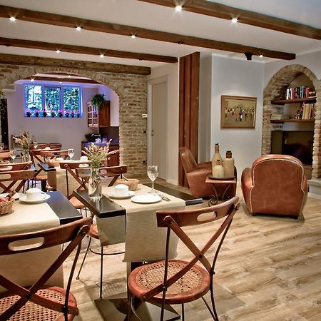 Отель Borgo Manzoni - Charming House Роццано Экстерьер фото
